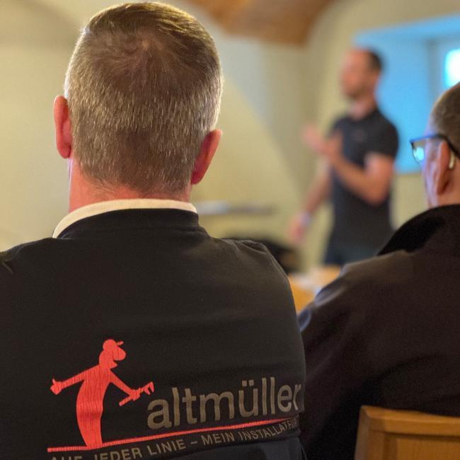 Jährliche Schulung zur Arbeitssicherheit bei Firma Altmüller Mitarbeiter der Firma Altmüller bei der Schulung zur Arbeitssicherheit