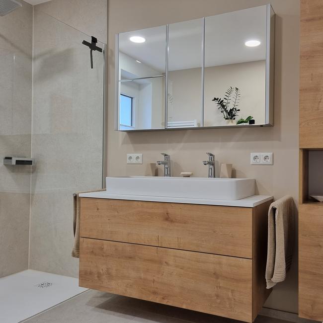 Ergebnis einer Badsanierung Modernes Badezimmer mit bodenebener Dusche und Aufsatzwaschtisch