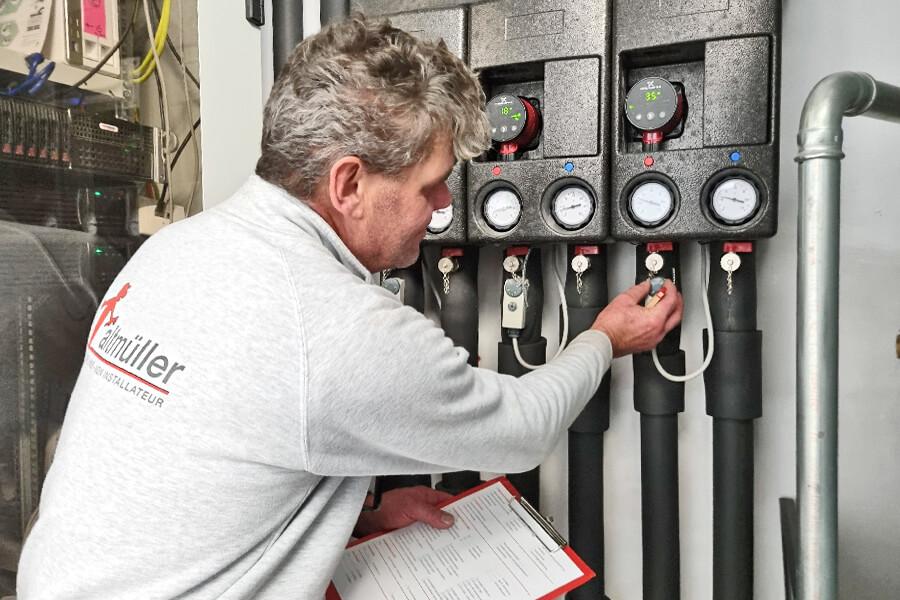 Mitarbeiter von Altmüller arbeitet an einem Heizsystem