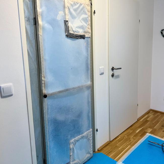 Saubere Baustelle dank Staubschutzkonzept Unsere Staubschutztür schützt die restlichen Wohnräume vor dem Baustellenschmutz.